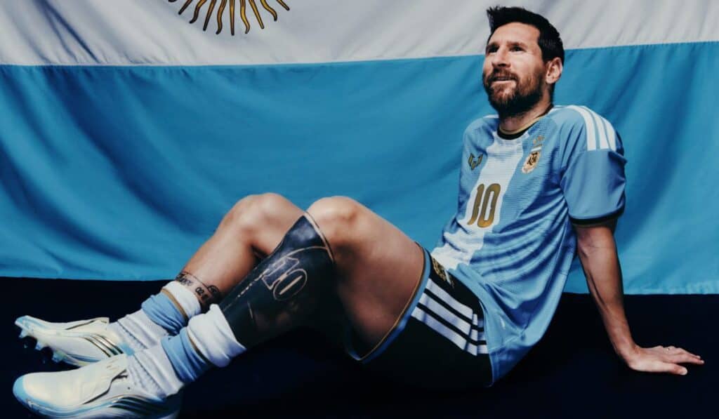 Adidas quitará su logo de la camiseta de Argentina para poner el de Messi en su despedida Los detalles de la camiseta especial de Messi