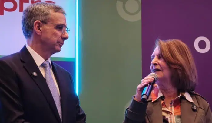 Gobierno De La Espriella y gremios financieros firman acuerdo para combatir el gota a gota en Colombia Miguel Gómez, ministro de Hacienda junto a María Clara Hoyos, presidenta de Asomicrofinanzas