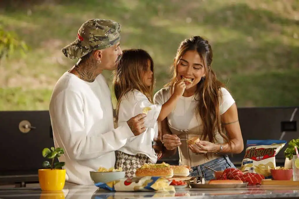 Mike Bahía y Greeicy debutan como empresarios de alimentos: así es su negocio que ya llega a 193 municipios de Colombia Mike Bahía y Greeicy debutan como empresarios de alimentos