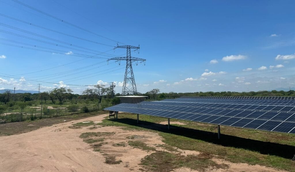 Cesar vive un 'boom' de proyectos solares: inversiones podrían superar los US$500 millones Minigranja solar de Unergy en Valledupar. Imagen: Alejandro Correa / Valora Analitik