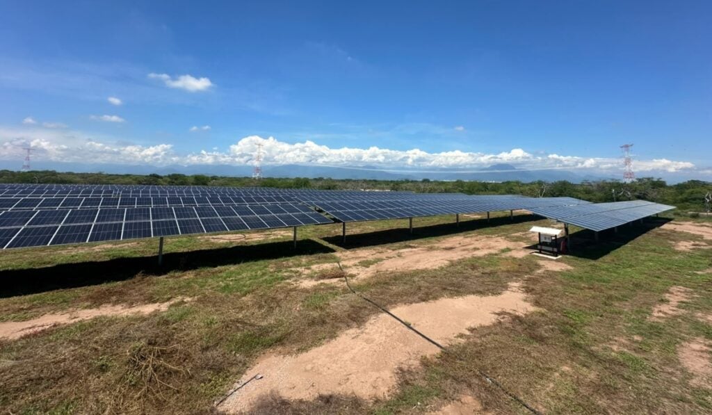 Cesar vive un 'boom' de proyectos solares: inversiones podrían superar los US$500 millones Minigranja solar de Unergy en Valledupar. Imagen: Alejandro Correa / Valora Analitik