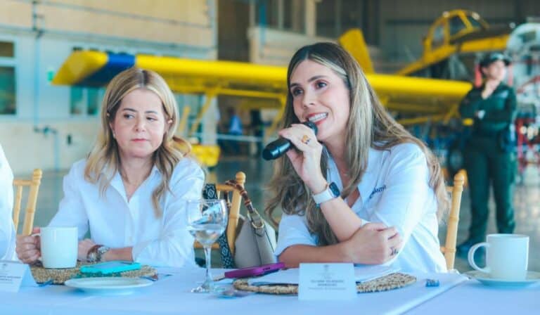 Ministra de Transporte, Elsa Noguera junto a Julina Velásquez, presidenta de ProAntioquia