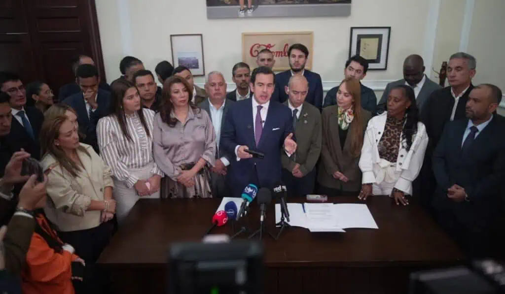De la Espriella lleva al Congreso su agenda de cierre de año: sometimiento, antimermelada y estatuto antiterrorista, en el centro Ministro del Interior, Rodrigo Lara.