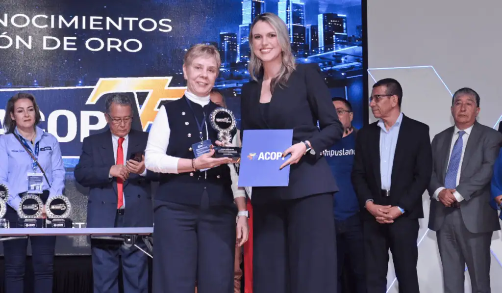 Negocios Ditu recibe el Premio Piñón de Oro por su aporte al desarrollo empresarial de Colombia Negocios Ditu recibe el Premio Piñón de Oro