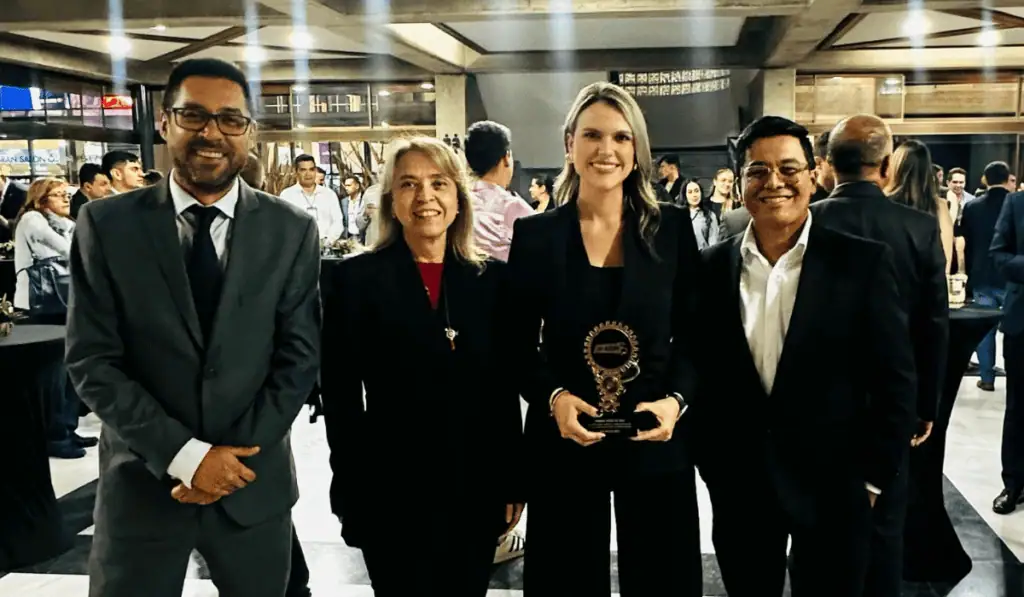 Negocios Ditu recibe el Premio Piñón de Oro por su aporte al desarrollo empresarial de Colombia Negocios Ditu recibe el Premio Piñón de Oro