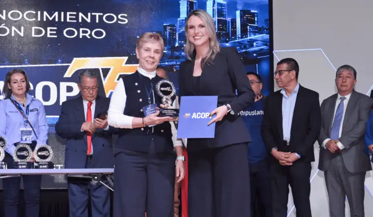 Negocios Ditu recibe el Premio Piñón de Oro por su aporte al desarrollo empresarial de Colombia Negocios Ditu recibe el Premio Piñón de Oro