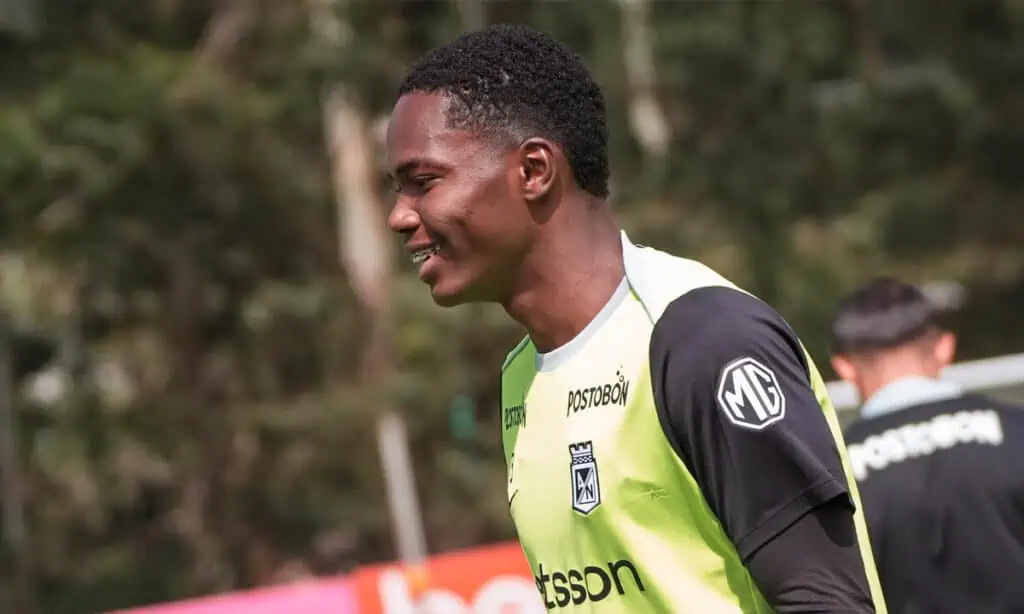 Néyder Parra, el nuevo central de Atlético Nacional que se cotiza en el exterior Néyder Parra, el central de 21 años, estaría despertando el interés de clubes de la Premier League de Inglaterra y la Serie A de Italia