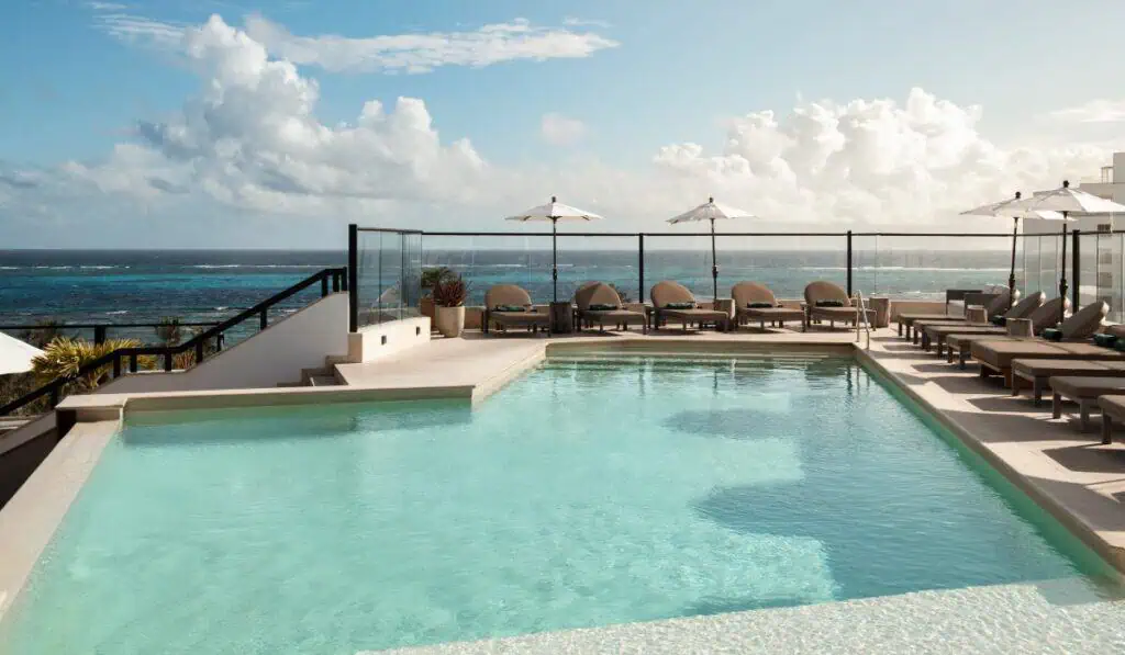Nattivo Collection Hotel consolida por tercer año una propuesta de hospitalidad de lujo en San Andrés Islas Piscina de Nattivo Collection Hotel