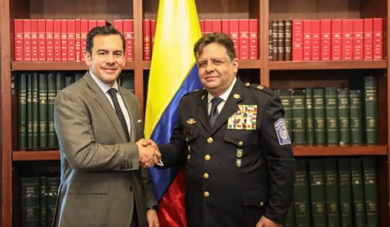 Director de Bomberos en Colombia saldrá del cargo por petición del presidente De la Espriella; esto se sabe Presidente De La Espriella pidió declarar insubsitente a Germán Miranda como director de bomberos
