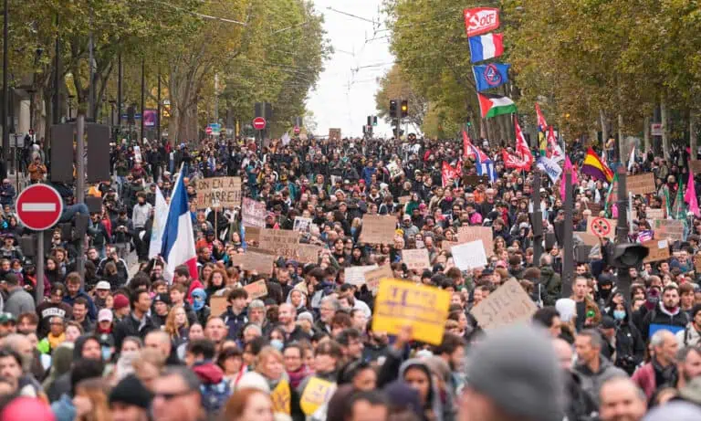 Nuevas protestas en Francia dejan al menos 135 detenidos y movilizan a 70.000 agentes Nuevas protestas en Francia dejan al menos 135 detenidos y movilizan a 70.000 agentes