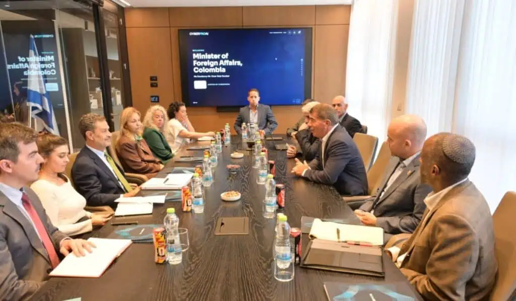 Estas son las empresas israelíes con las que el Gobierno De La Espriella busca acercamientos Reunión entre el canciller de Colombia y empresarios de Israel. Foto: Tomada de la cuenta de @VivianAisen