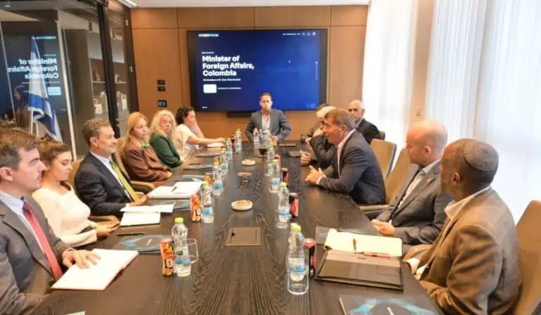Reunión entre el canciller de Colombia y empresarios de Israel. Foto: Tomada de la cuenta de @VivianAisen