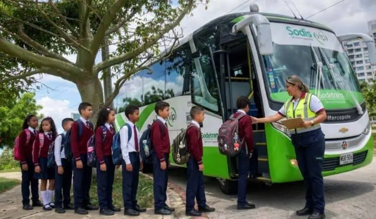 Rutas escolares tendrán importantes cambios en Colombia: ya hay nuevas exigencias que los padres y colegios deben tener en cuenta Rutas escolares tendrán importantes cambios en Colombia: ya hay nuevas exigencias que los padres y colegios deben tener en cuenta