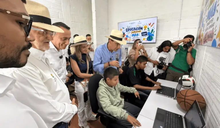 Indra Group entrega una nueva sala de cómputo a institución educativa afectada por el terremoto en Caldas Sala de computo Indra Group