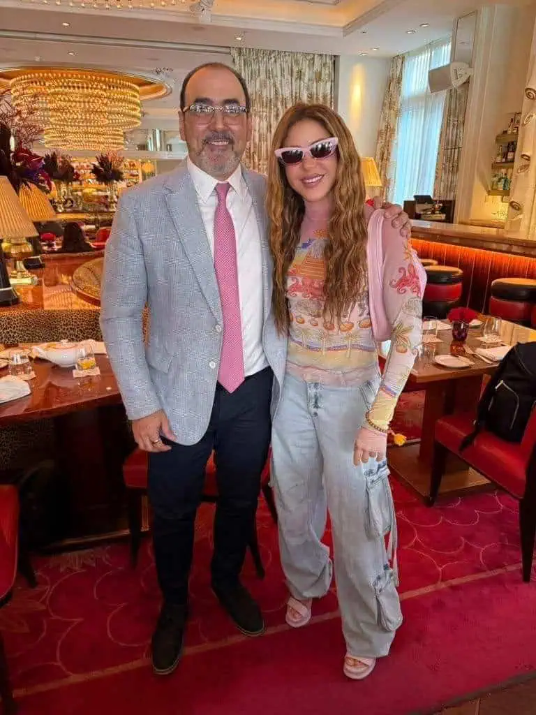 Shakira se une a la reconstrucción de colegios en Chocó tras el terremoto: estos serán los primeros beneficiados Sergio Díaz-Granados, presidente ejecutivo de CAF y Shakira.