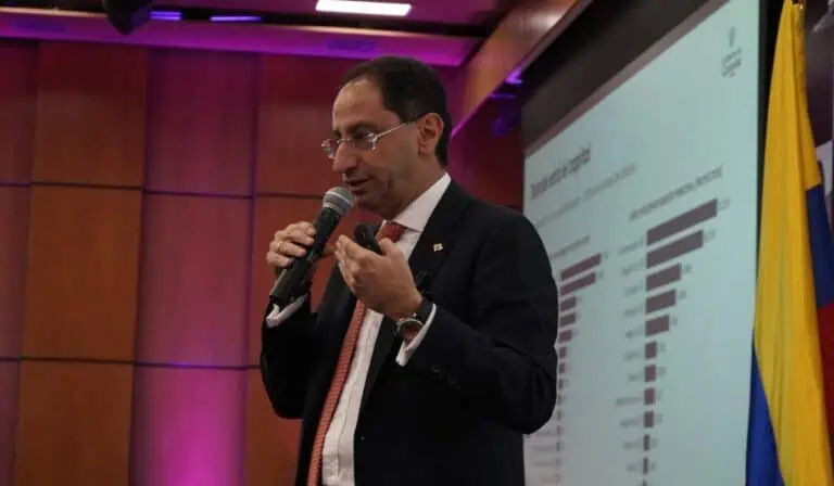 Ahora | Gobierno de la Espriella busca devolver el IVA a 35 millones de colombianos cada 15 días; aumentarían tarifas Vicepresidente José Manuel Restrepo