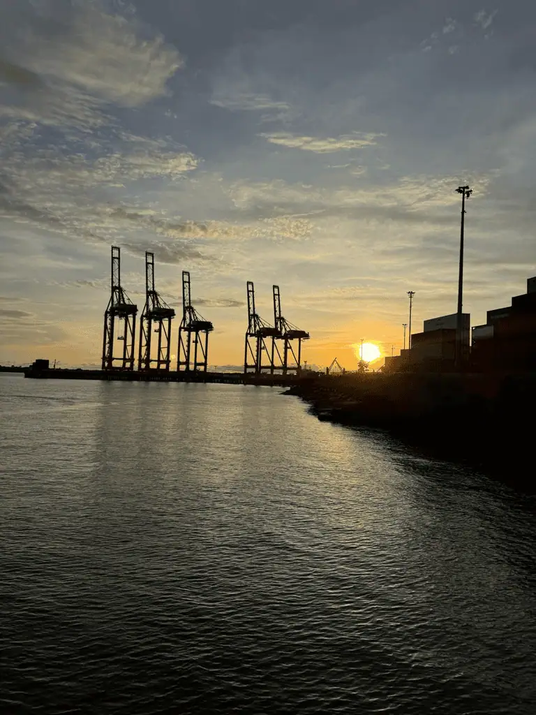 Las grúas más grandes de Colombia están en Buenaventura: así se prepara Puerto Aguadulce para los megabuques Grúas del Puerto de Agua Dulce. Foto: Nataly Vargas, Valora Analitik.