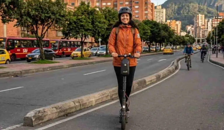 Nueva ley obliga a patinetas eléctricas en Colombia a usar placa: Así tendrá que verse placa que tendrán que tener las patinetas eléctricas