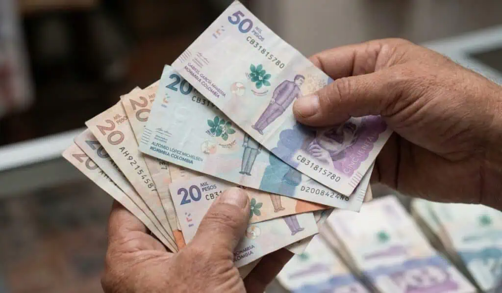 Procuraduría emite alerta por manejo de los recursos para las pensiones de los profesores en Colombia plata del fomag