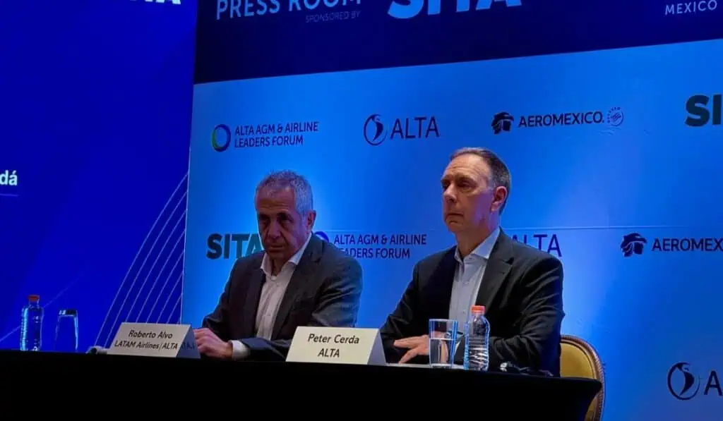 Latam y ALTA alertan por las limitaciones del Aeropuerto El Dorado y la congestión aérea en la región Roberto Alvo, CEO de Latam Airlines, y Peter Cerdá, CEO de ALTA. Foto: Nataly Vargas, Valora Analitik.