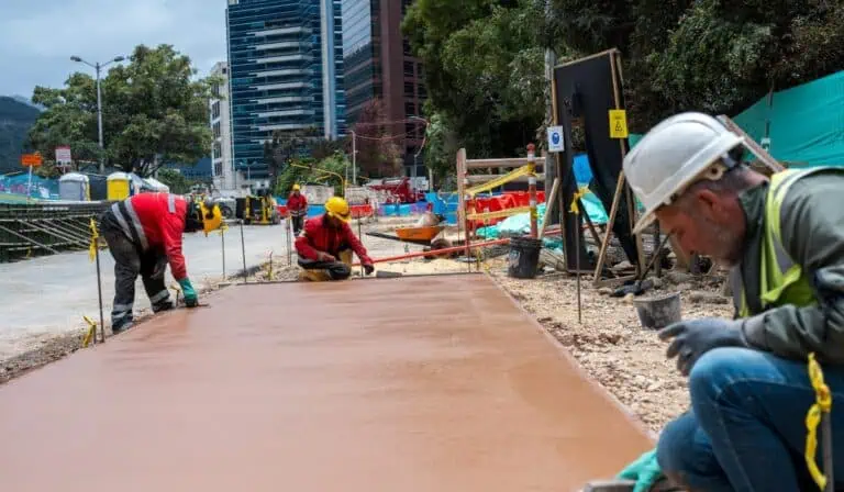 A cientos de miles de trabajadores en Colombia les subirá auxilio poco conocido por la discusión del salario mínimo trabajadores colombia auxilio extra